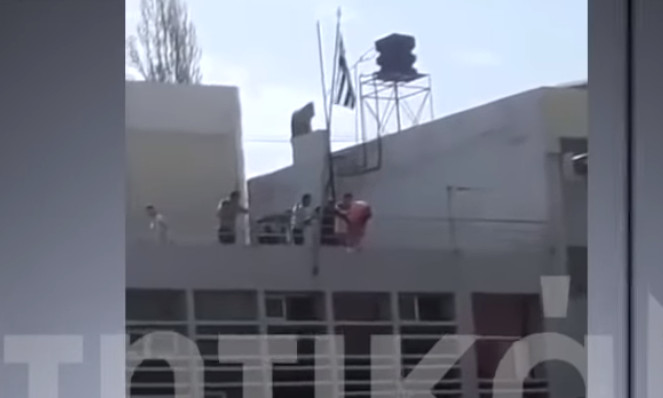 Μαθητές έκαψαν την αλβανική σημαία στο ΤΕΙ Κρήτης (Βίντεο) δείτε πως το παρουσιάζουν Μαθητές έκαψαν την αλβανική σημαία στο ΤΕΙ Κρήτης (Βίντεο) δείτε πως το παρουσιάζουν