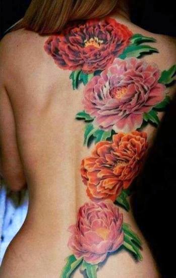 Tatuaje flores gigantes en la espalda a color