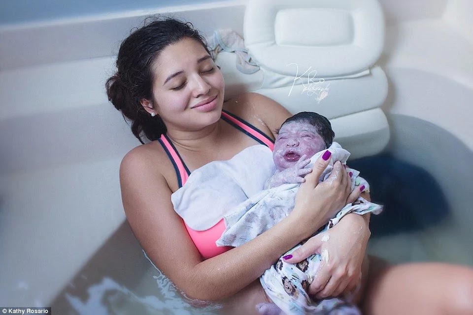Stunning Pictures Of Water Birth Capture The Beautiful Moments Of Bringing A New Life To The World