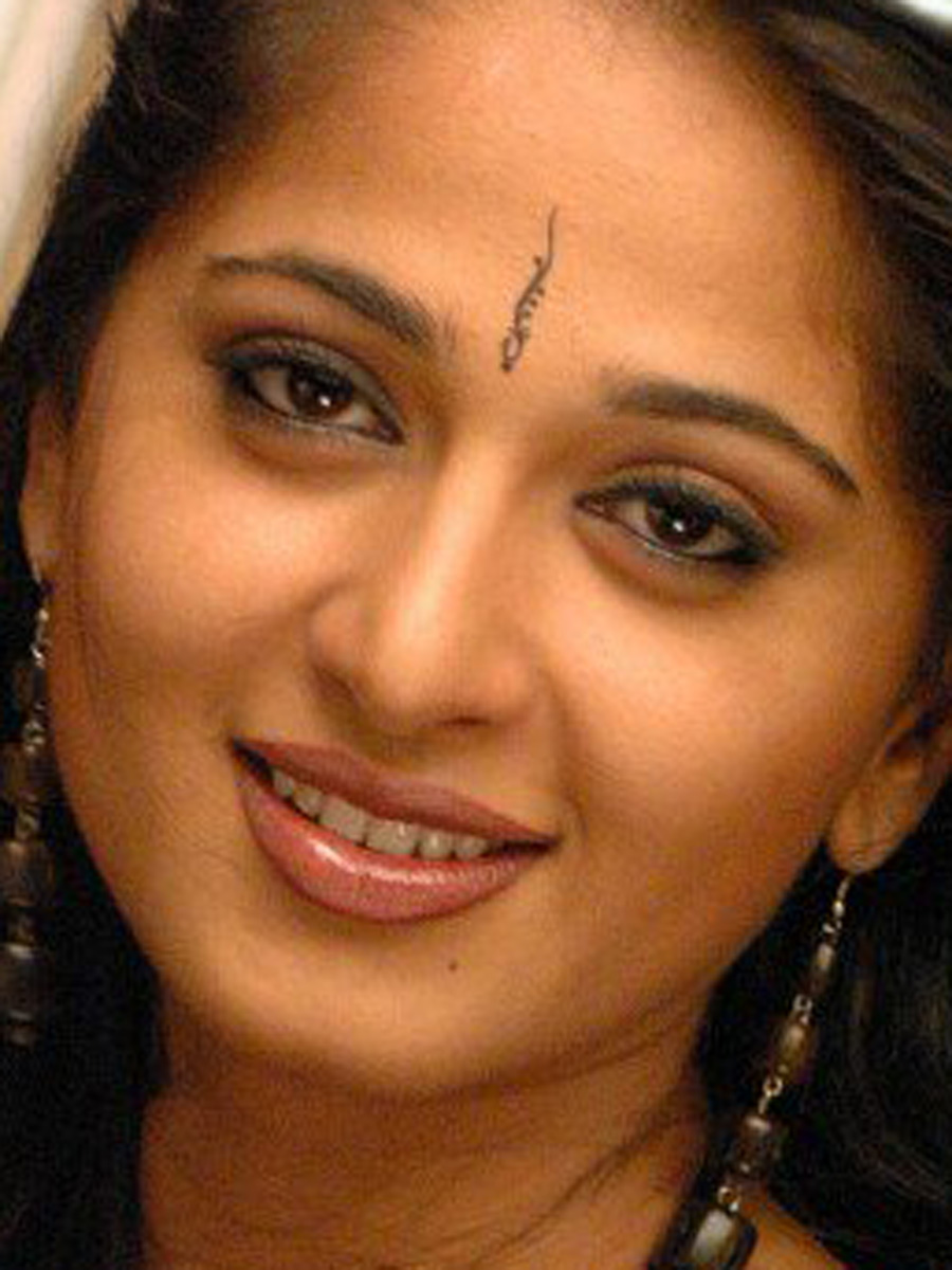Anushka Shetty Oily Face Rare Closeup Stills