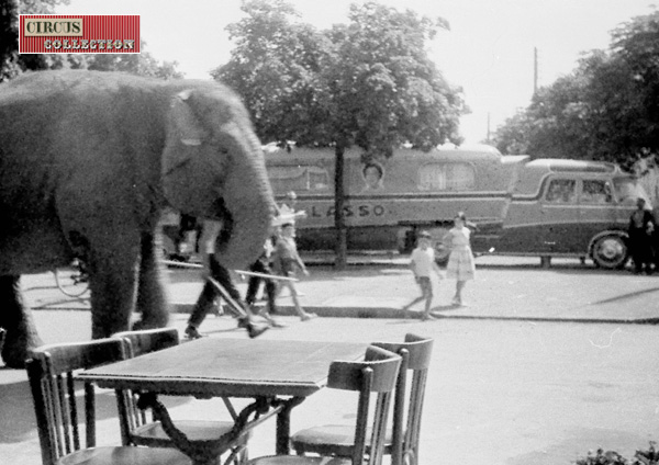 un éléphant du Cirque Pinder  passe devant la caravane de la chanteuse Gloria Lasso