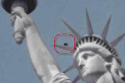 Il presunto UFO supera la testa della statua