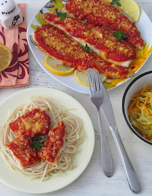 Рыба запеченная под соусом из красного перца