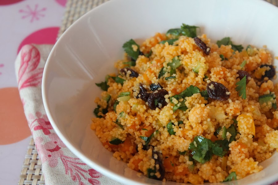 Cuscús marroquí con verduras, pasas y cilantro