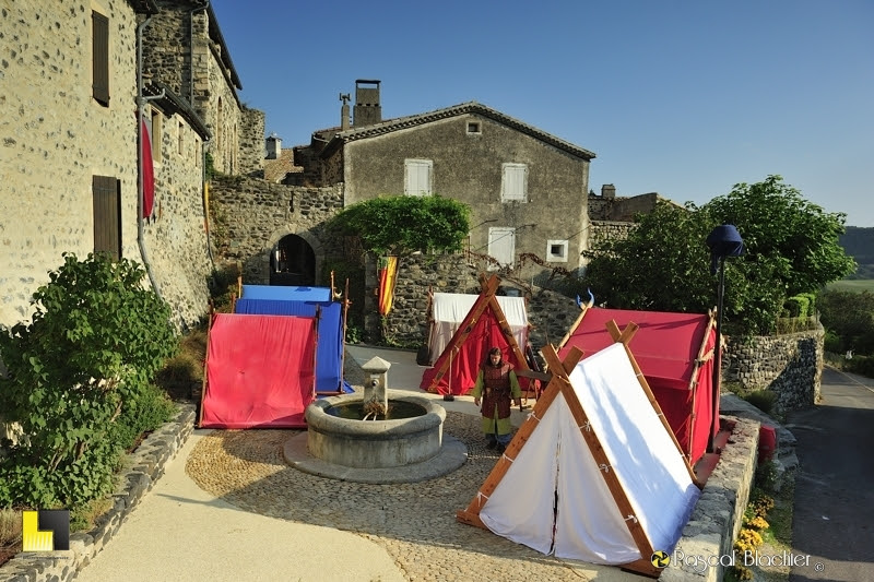 camp viking saint vincent de barres place de la fontaine photo Pascal Blachier