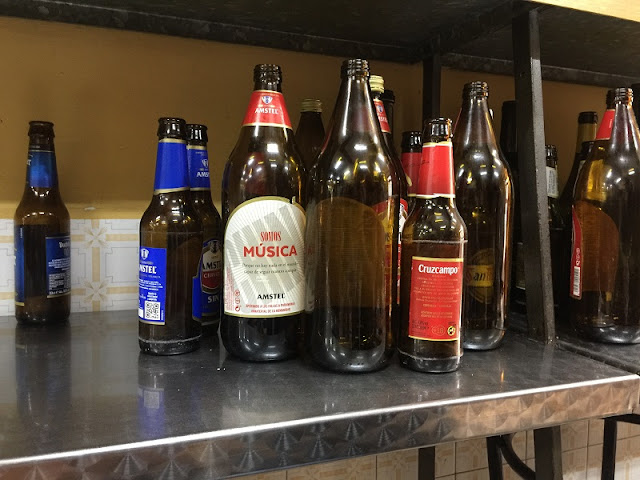 Botellas vacías en las estanterías Botellas vacías en las estanterías