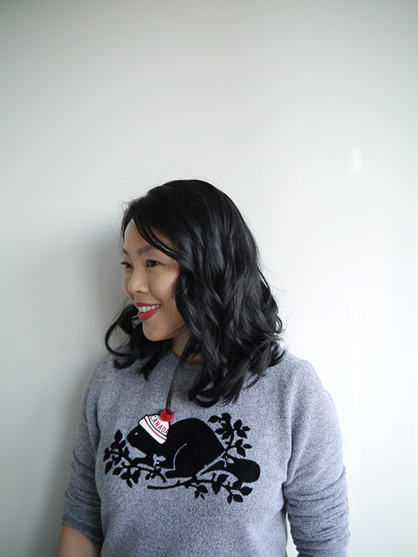 Vancouver-based beauty, life and style blogger Solo Lisa wears a salt-and-pepper sweatshirt from Roots and beachy waves styled using the Conair Metá e Metá
