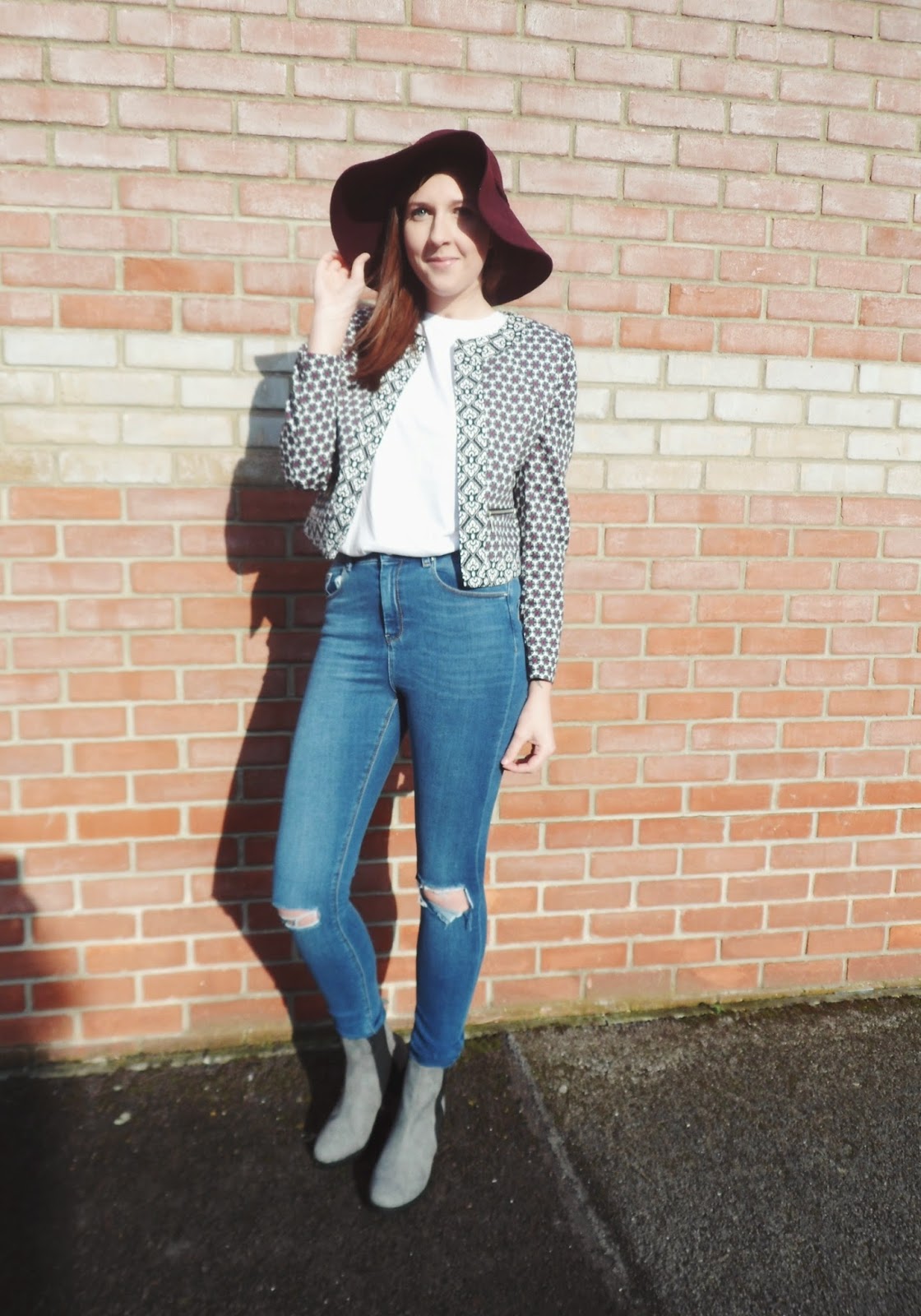 asseenonme, asos, primark, wiw, whatimwearing, whatibought, ootd, outfitoftheday,. lotd, lookoftheday, fbloggers, fashionbloggers, fblogger, seventiesfashion, theseventies, rippedjeans, boyfriendtee, cleatedheel, boots