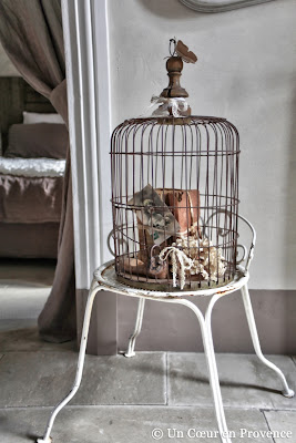 Vieille cage mise en scène dans la maison d'hôtes Un Cœur très Nature, dans le Gard