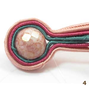 Dejamos el hilo sacado por el lateral