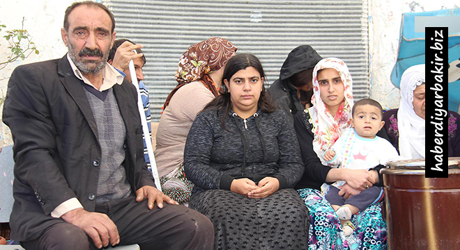 Sokakta yaşayan Sur mağduru aile yardım bekliyor Sokakta yaşayan Sur mağduru aile yardım bekliyor