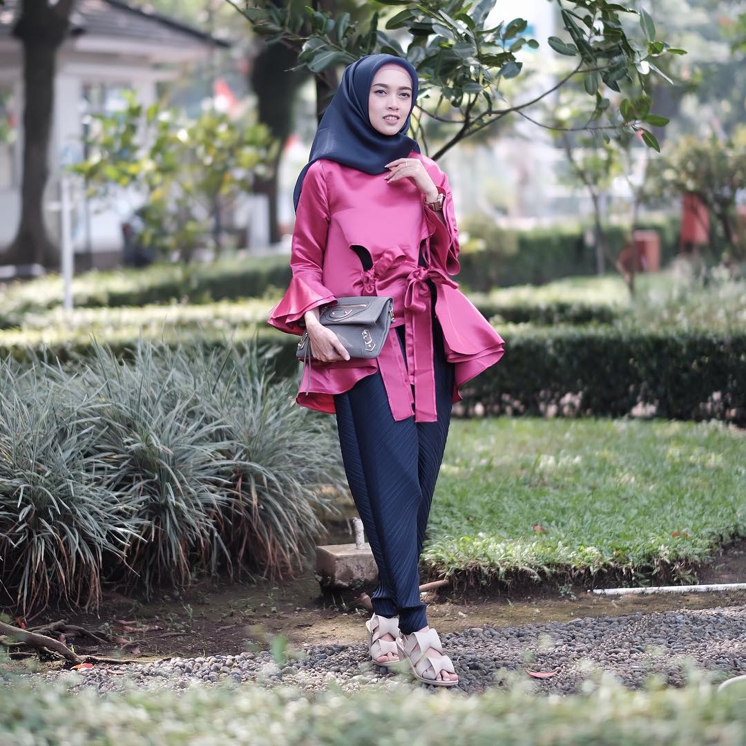 Outfit Baju Atasan Berhijab Ala Selebgram 2018 top blouse maroon lengan terompet lebar pita ciput krem pashmina polos jogger longpants hitam sendals loafers and slip ons krem muda sling bag hand bag abu tua cincin gaya casual kain satin ootd outfit 2018 selebgram daun tanah Outfit Baju Atasan Berhijab Ala Selebgram 2018 top blouse maroon lengan terompet lebar pita ciput krem pashmina polos jogger longpants hitam sendals loafers and slip ons krem muda sling bag hand bag abu tua cincin gaya casual kain satin ootd outfit 2018 selebgram daun tanah