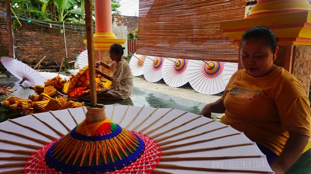 Mayu dan Mlipit Payung Lukis Ngudi Rahayu Juwiring Klaten