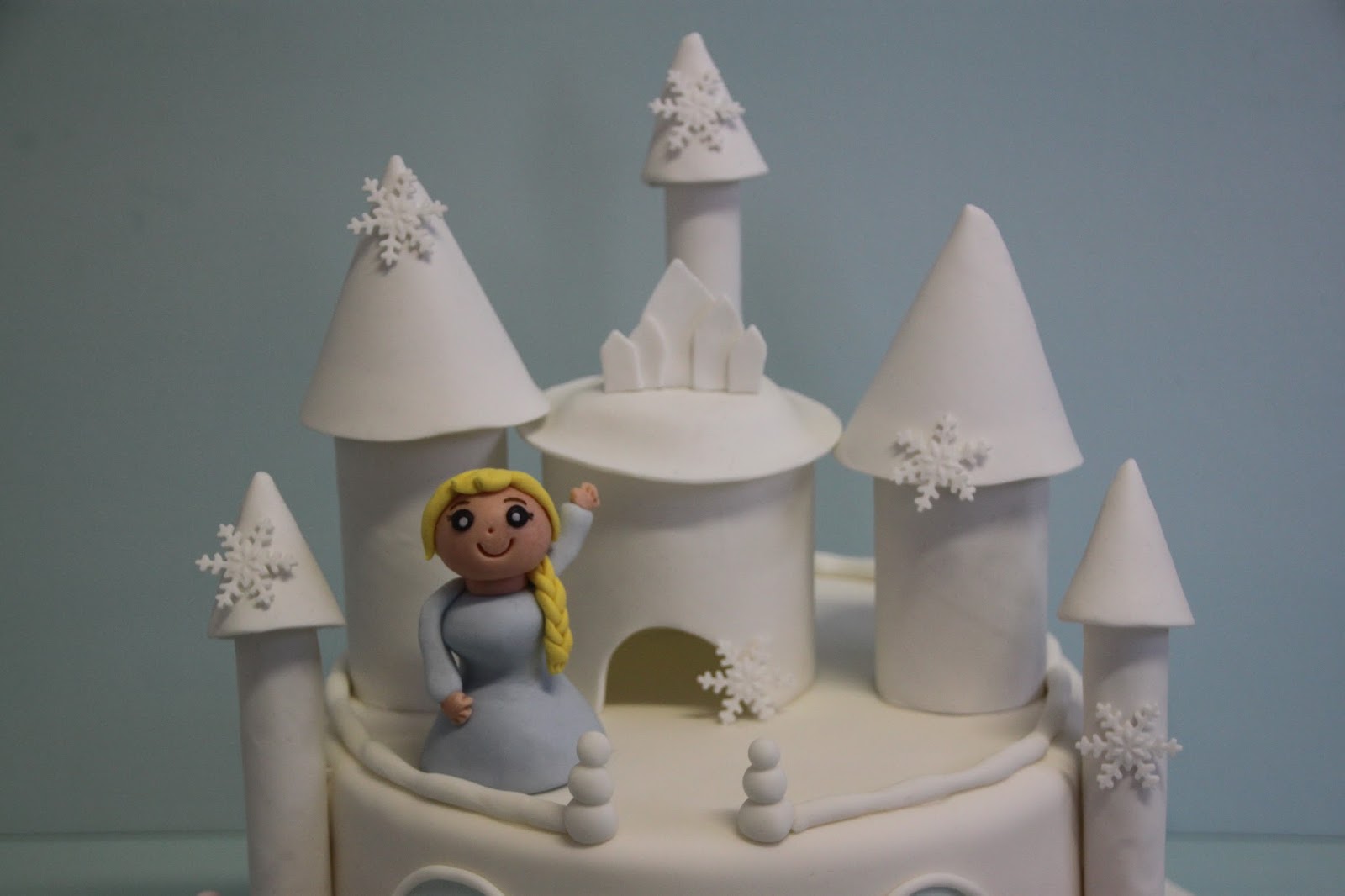 Millis tårtor och annat: Frost tårta alá SLOTT med Elsa och Anna =)