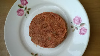 HAMBURGUER NO MOLDE DE HAMBURGUER DA TUPPERWARE HAMBURGUER NO MOLDE DE HAMBURGUER DA TUPPERWARE