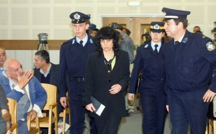 8 σφαίρες χωρίς να τον κοιτάξει: Η γυναίκα που τιμώρησε με θανατική ποινή τον «επίγειο Θεό της» 8 σφαίρες χωρίς να τον κοιτάξει: Η γυναίκα που τιμώρησε με θανατική ποινή τον «επίγειο Θεό της»