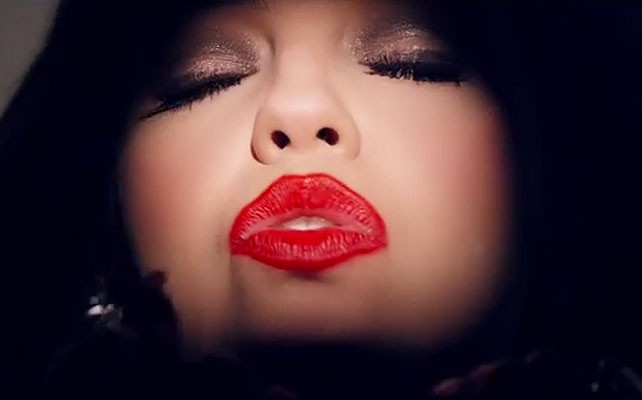 10 Fotos de Thalía en videoclip Solo parecía amor