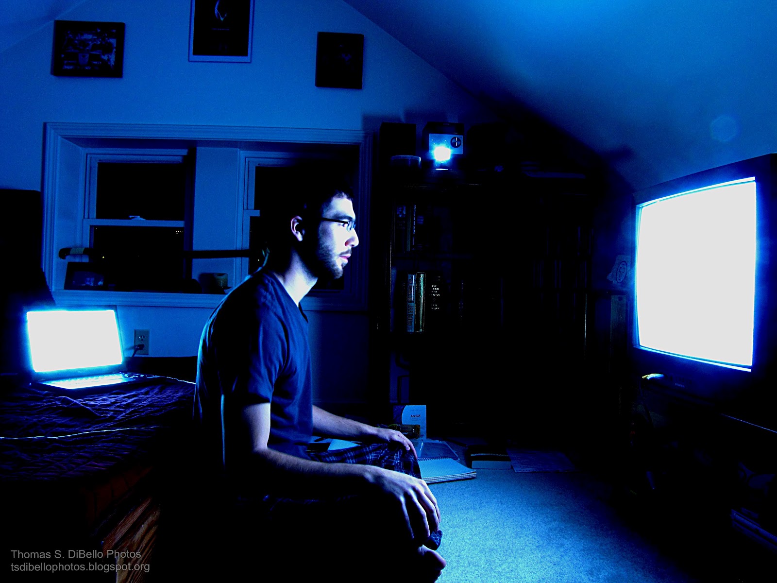 Изменился свет экрана. Человек за компьютером ночью. Телевизор в темноте. Человек перед телевизором. Человек перед экраном в темноте.