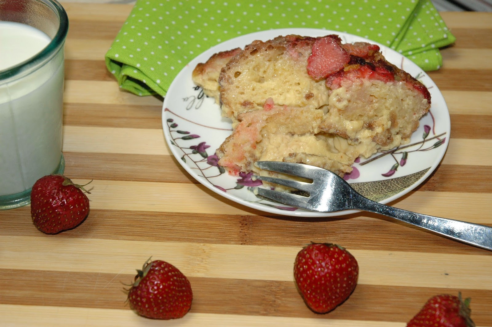 Olive, Thyme & PUDDING Z CHLEBA I TRUSKAWEK W SOSIE CUSTARD Z BAILEYS