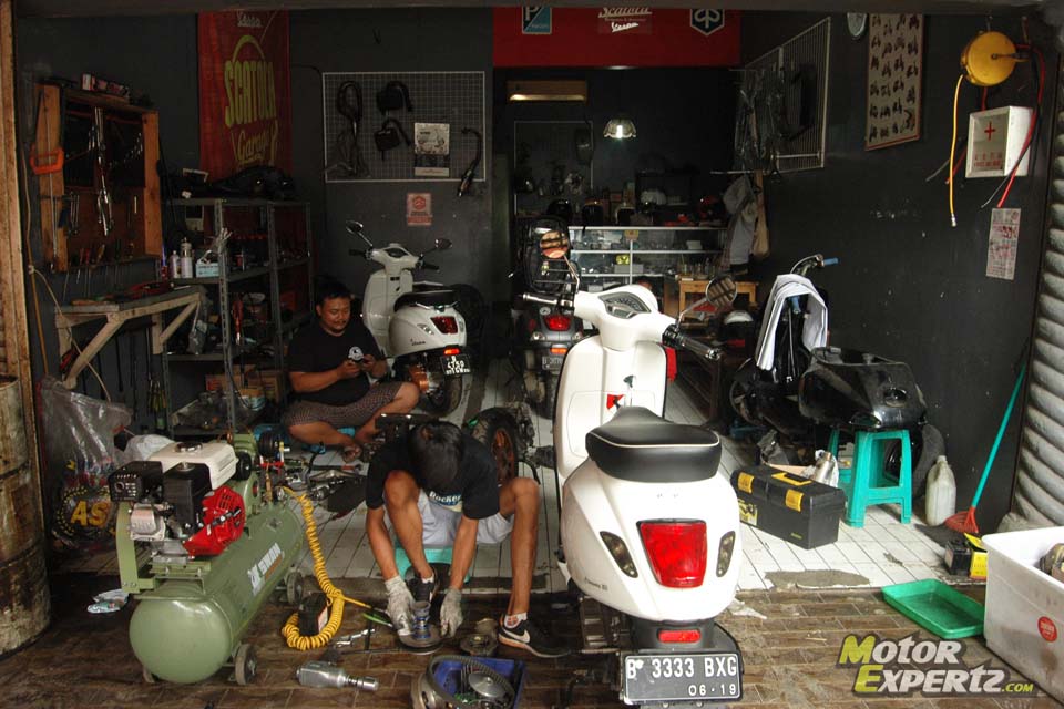 Scatola Garage Vespa Motor Scooter Repair Shop