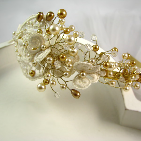 Opaska ślubna ze złotymi perłami