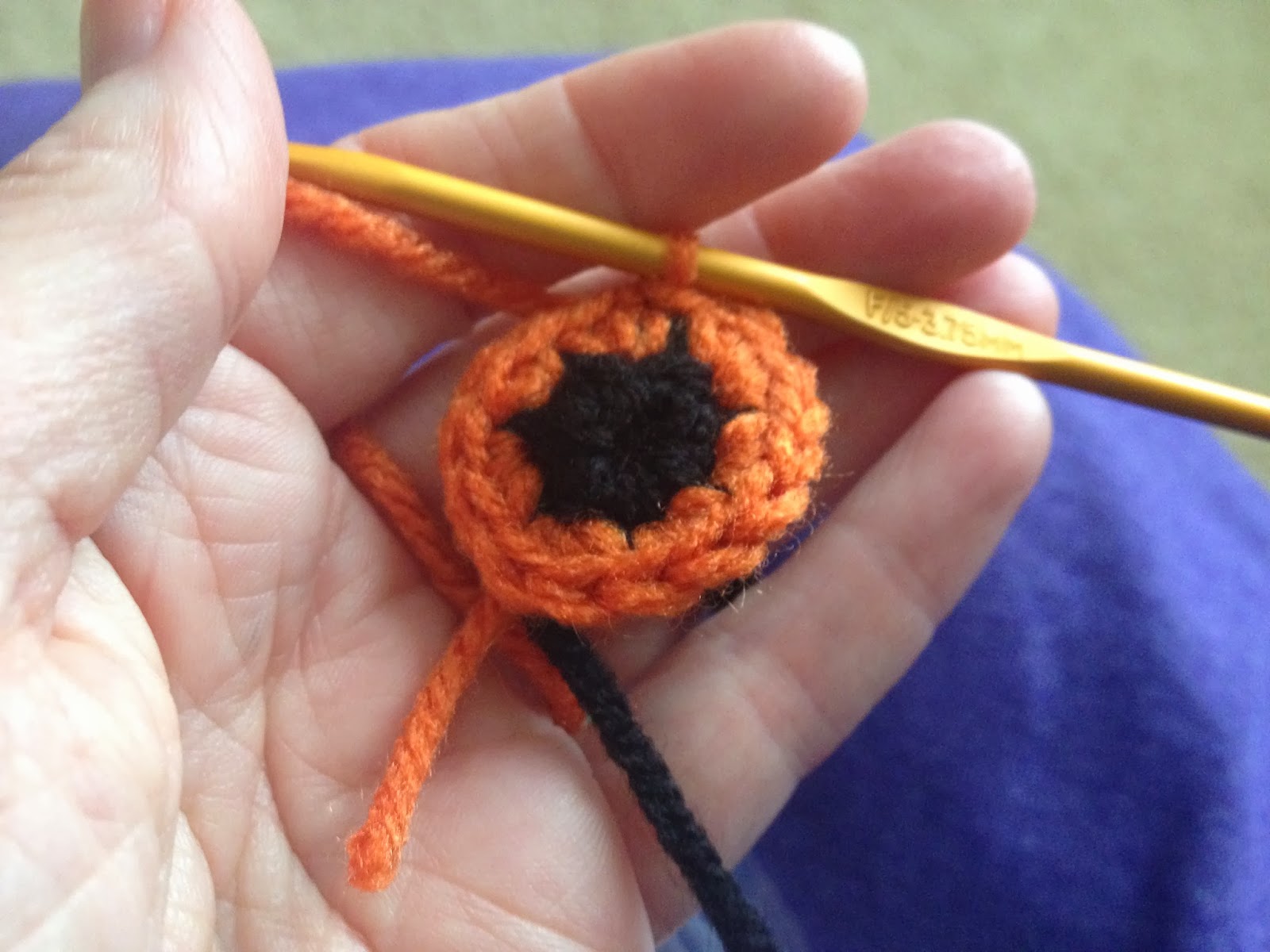 yarni-gras-crochet-eyeball-pattern-freebie
