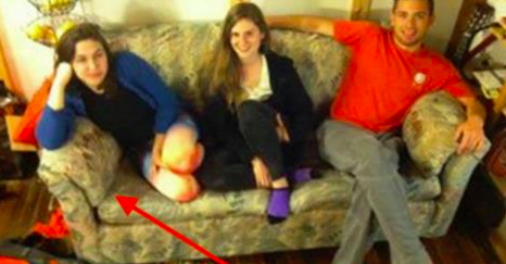 Ces étudiantes achètent un canapé d'occasion qui dégage une forte odeur. Un soir, l'une des filles sent quelque chose d'étrange dans un coussin du canapé.