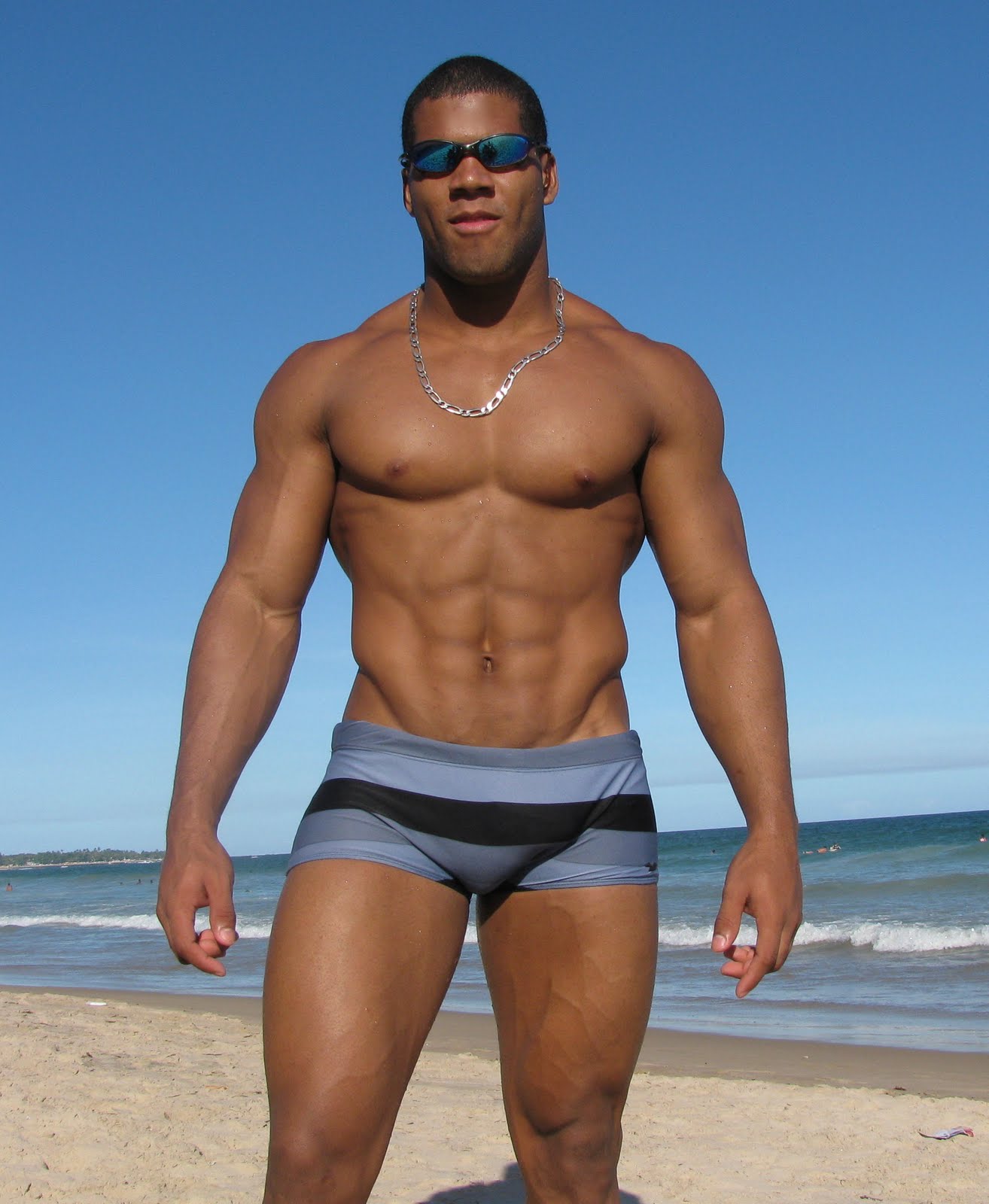 Фото сочного негра. Красивая мужская фигура. Загорелый мужчина. Идеальная мужская фигура. Темнокожие мужчины на пляже.