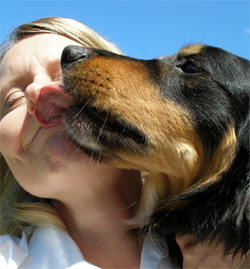 http://4.bp.blogspot.com/-kdFQofGs-uY/TVlLH1SEP2I/AAAAAAAABlQ/KHCfxr-0GJ0/s1600/dog-kisses-woman.jpg