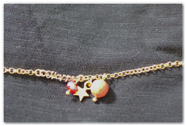 bracelet doré, orange et rouge sur fond noir