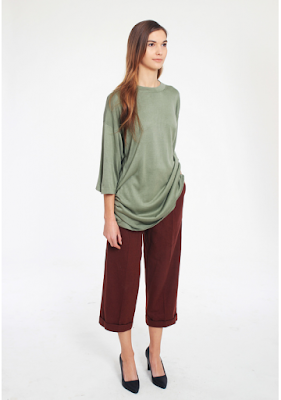 długa jedwabna bluzka w kolorze khaki jedwabna bluzka militarna khaki minimalizm blog modowy netstylistka