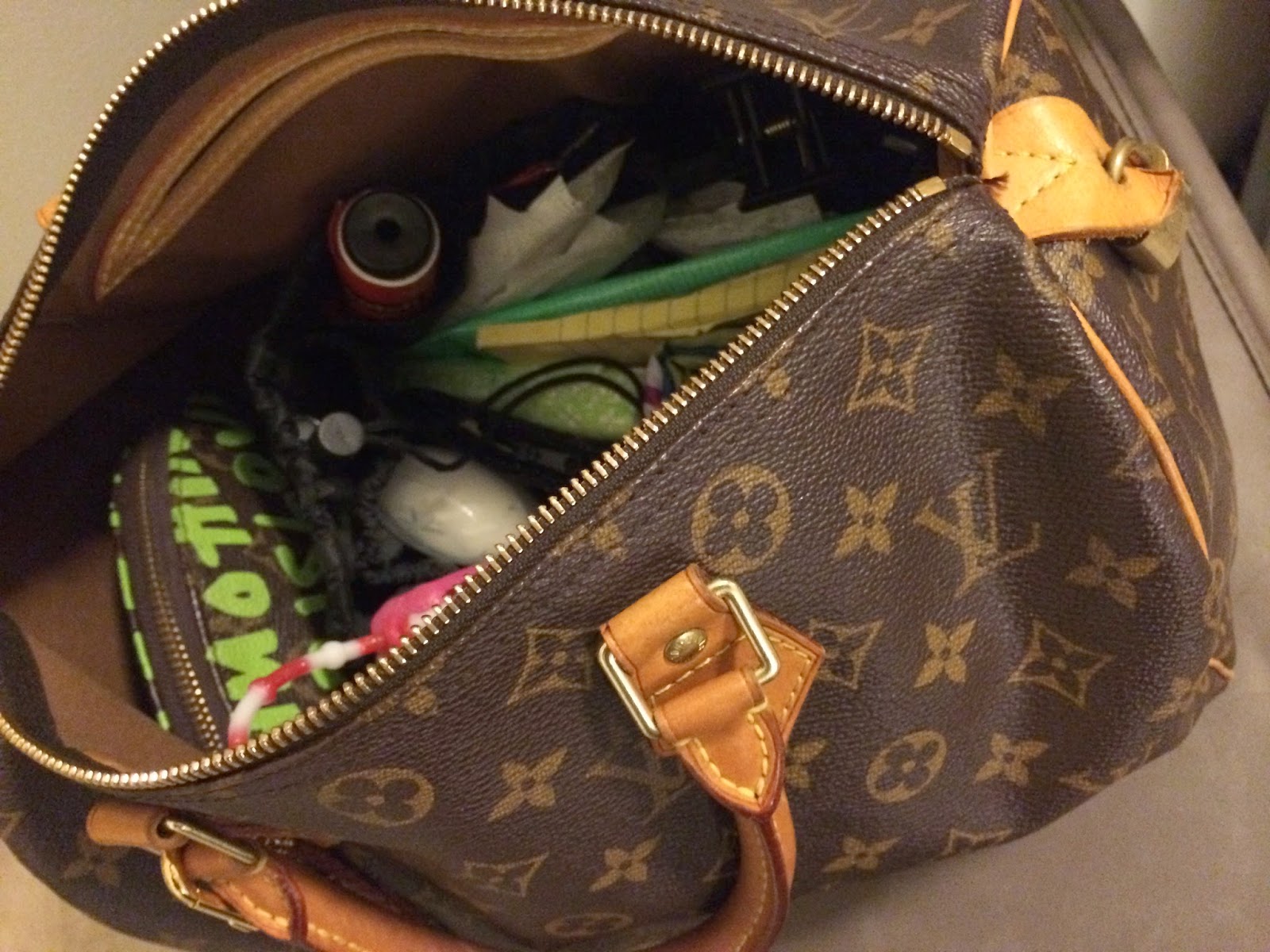 Arielle Louisee: What&#39;s In My Bag // Louis Vuitton Speedy 30