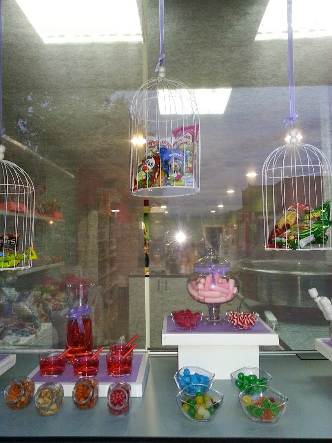 Centro del escaparate de la mesa dulce, colores rojos y rosas, jaulas blancas