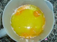  Huevos, la condensada, el aceite y el jugo de piña