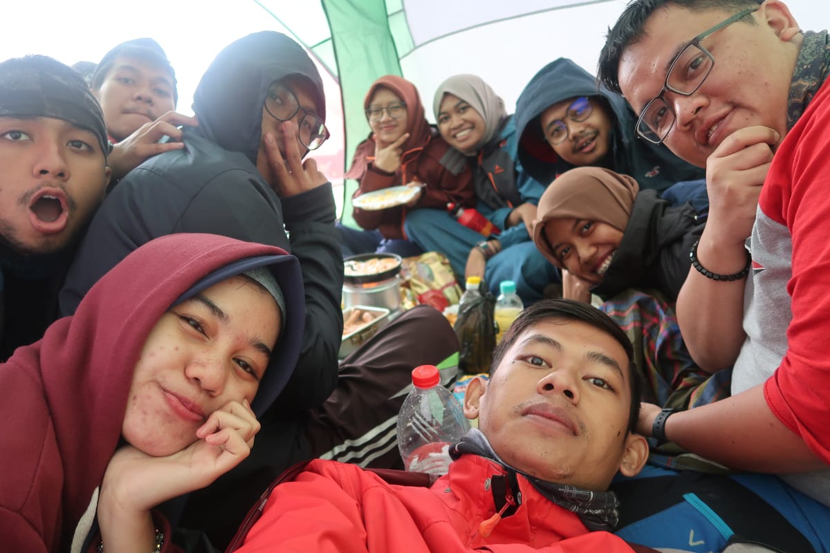 Sevilla�s Area: Ada Apa di Puncak Gunung Gede?!