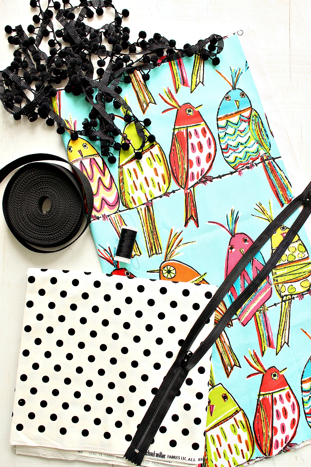 how to sew a beach tote DIY Beach Tote with Zipper Closure + Pom Pom Trim | Sewing Tutorial from Dans le Lakehouse