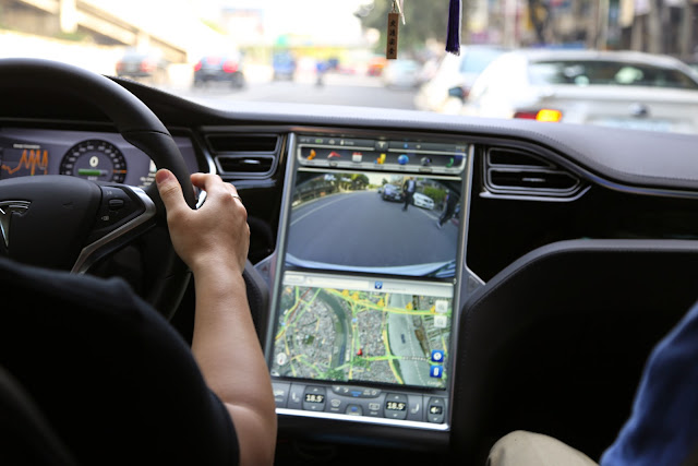 Tesla 操作介面，Erica Lu 拍攝