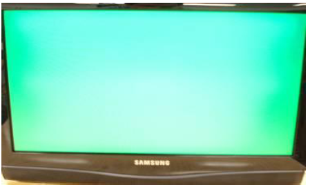 Imagen se observa completamente verde en el TV.