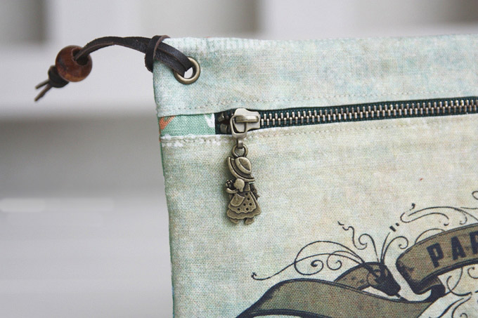 Vintage Style Zippered Pouch. Sew DIY Tutorial in Pictures.
