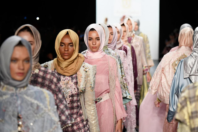https://4.bp.blogspot.com/-kfym72GAIbc/V-Den5QNd9I/AAAAAAAACok/Fg4EHHiBlp0_n15mX1q-rn5FOahiBTzowCLcB/s1600/jilbab-fashion-show-di-new-york.jpg