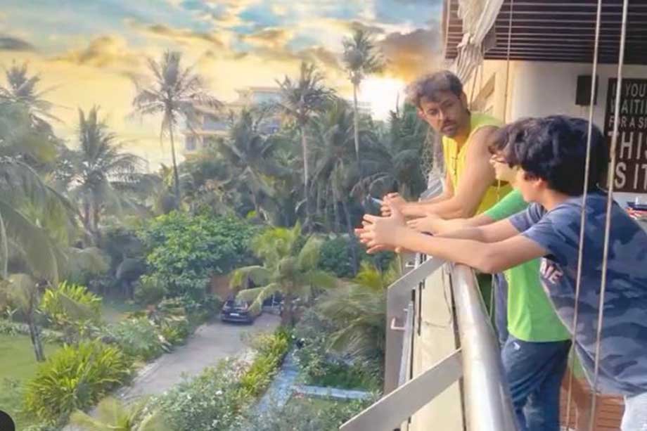 Hrithik Roshan Responds to fan, if he's smoking Cigarette in Pic with His Sons Hrithik Roshan Responds to fan, if he's smoking Cigarette in Pic with His Sons