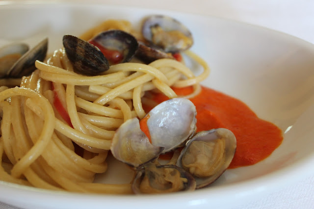 spaghetti quadrati alle vongole su crema di peperoni rossi