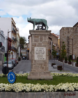 Entrada a Mérida por el Puente Romano. Monumento a Rómulo y Remo