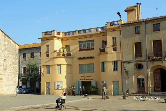 Micromundi en Plaza de San pedro, Besaú, Girona