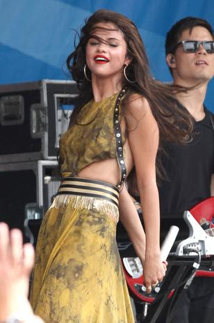 Selena Gomez descuida e mostra demais em show - Revista Cifras