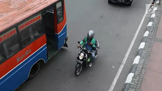 Catat, Pakai GPS Saat Berkendara Bisa Didenda Rp 750 Ribu Pengemudi yang mengoperasikan fitur global positionig system (GPS) di telepon pintarnya saat berkendara, bisa didenda sebesar Rp 750 ribu dan juga pidana kurungan selama tiga bulan penjara.