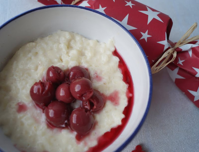 Rezept: Risalamande, das dänische Weihnachts-Dessert. Traditionell wird der Mandel-Milchreis mit heißen Kirschen an Weihnachten als Nachtisch gegessen.