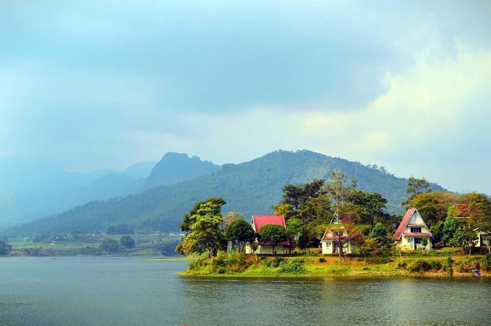 Bendungan Selorejo salah satu tempat wisata di Malang yang keren