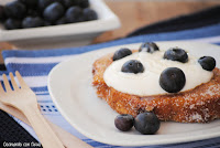 torrijas con yogur y arándanos