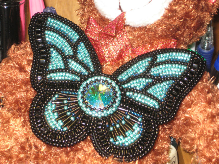 tutos: Cómo hacer mariposas bordadas con chaquira